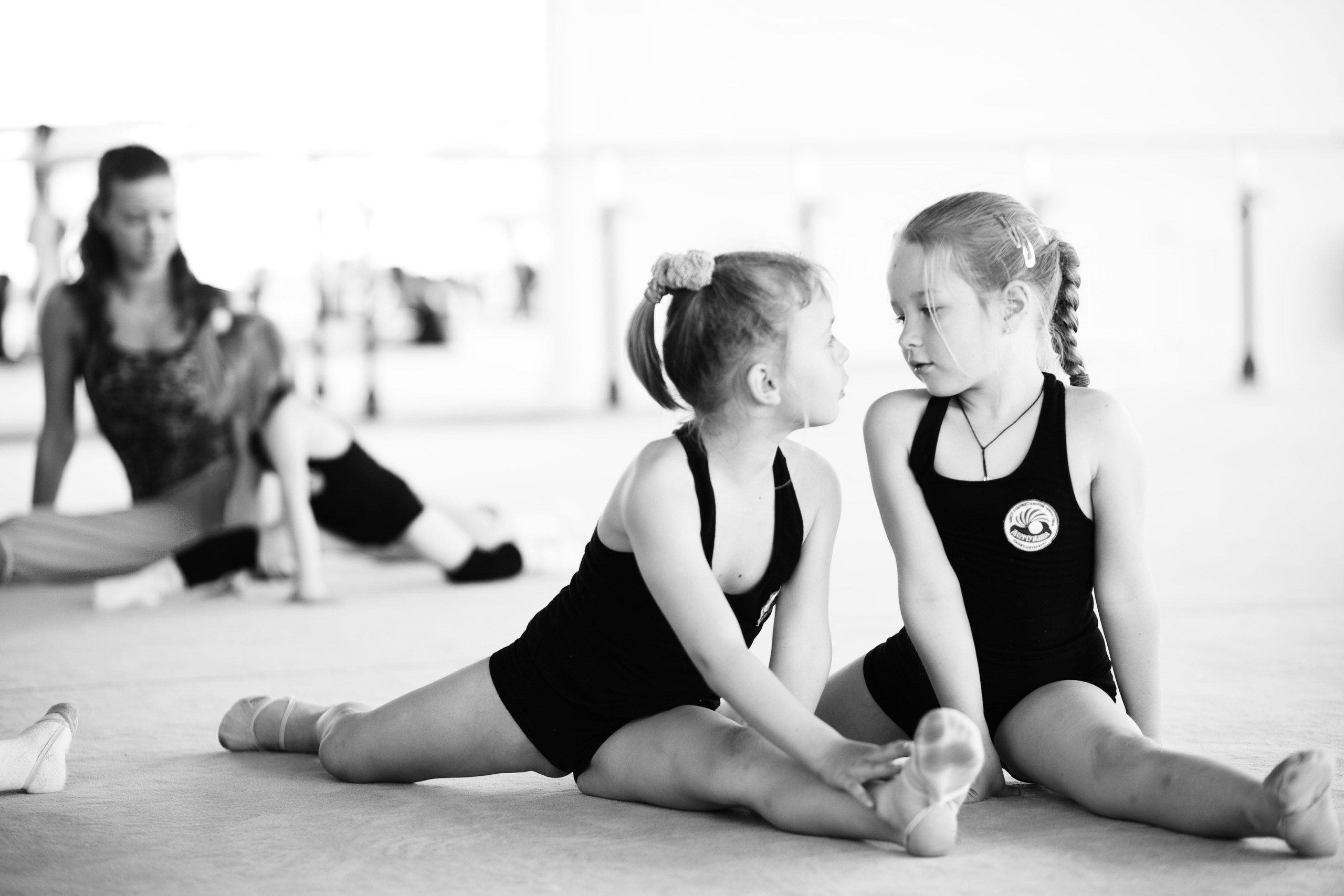 Со скольки лет девушкам можно заниматься. Гимнастика для детей. Маленькие гимнастки на тренировке. Художественная гимнастика дети тренировка. Девочки на физкультуре.