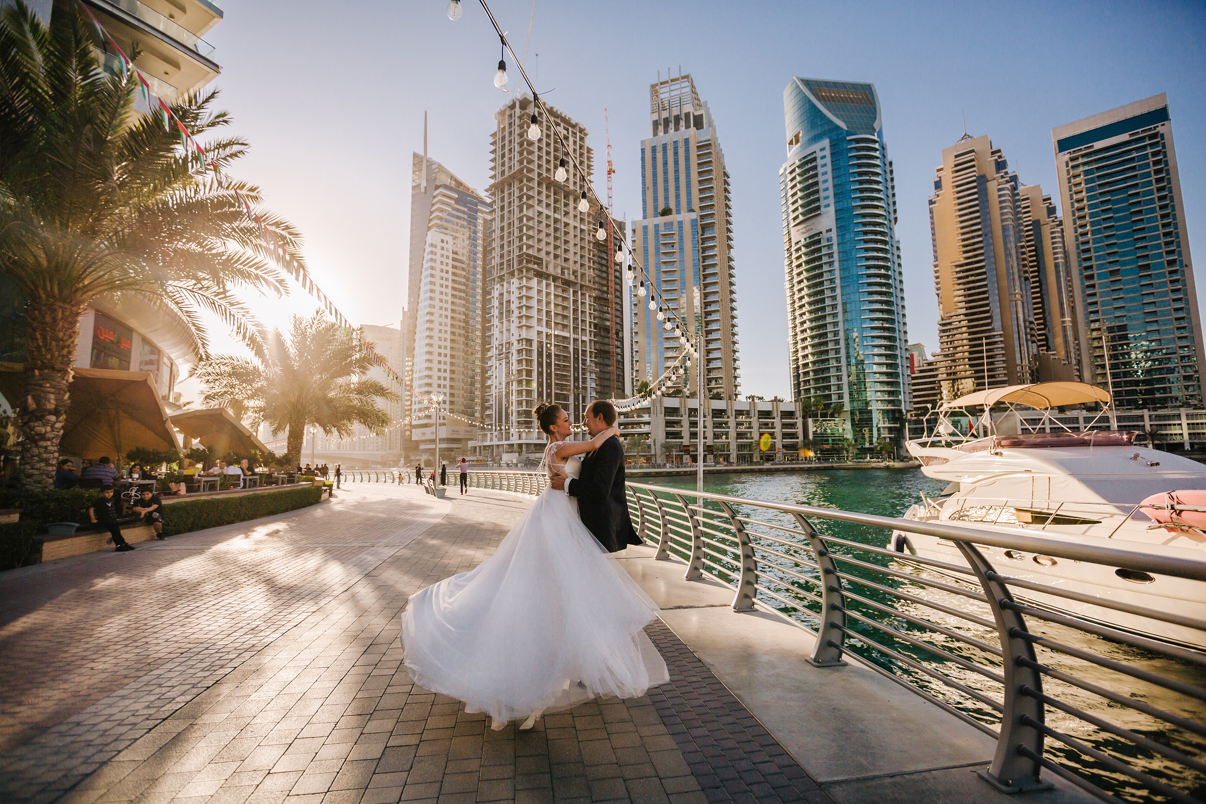 Новости дубая на сегодня на русском. Свадебная фотосессия в Дубае. Красивые невесты Дубая. Дубай девушки. Туристы в Дубае.