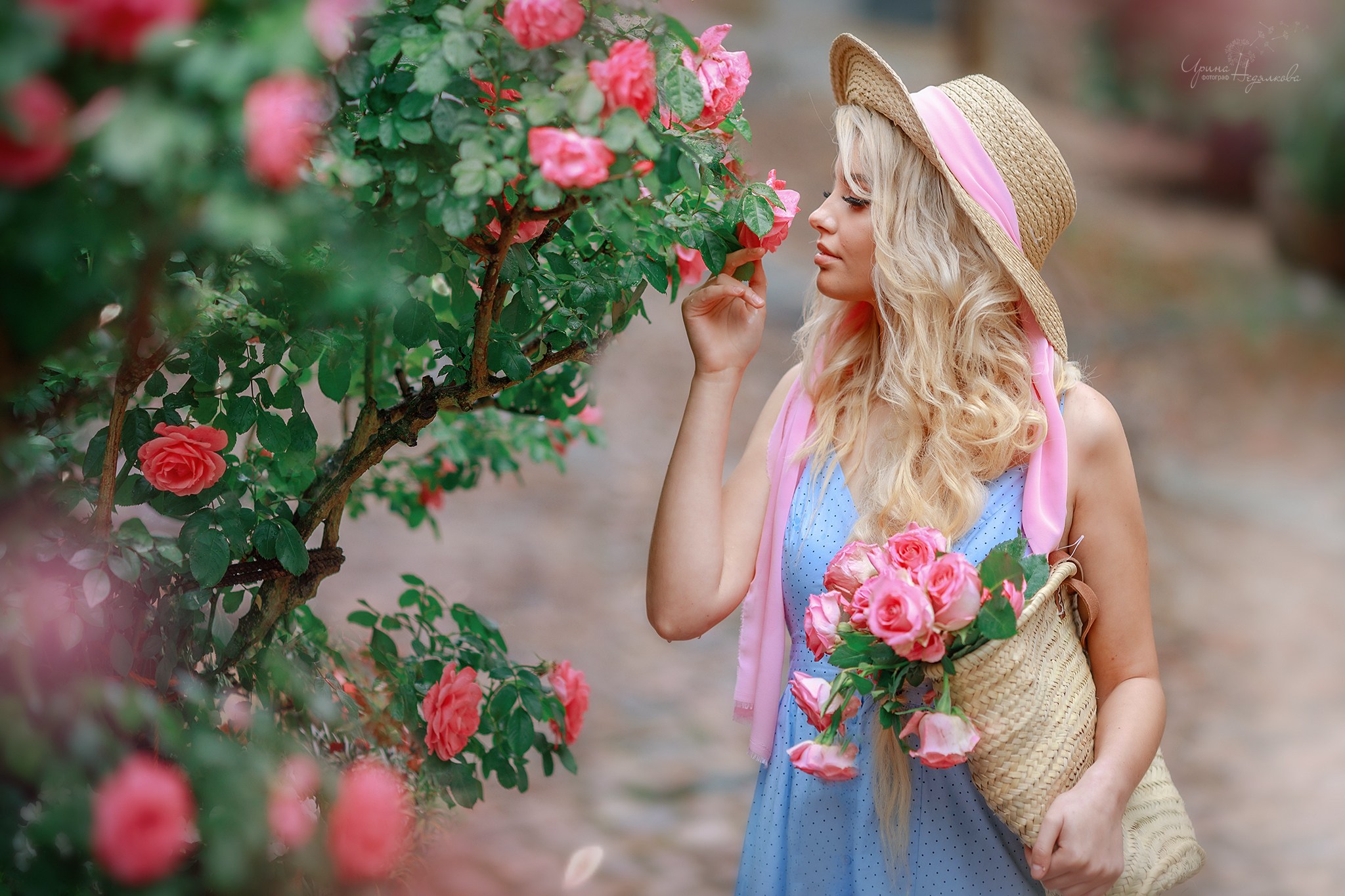 Розы красивые женщины. Недялкова Анастасия Сергеевна. Девушка в шляпке с цветами. Фотосессия в цветочном саду. Девушка в шляпе с цветами.