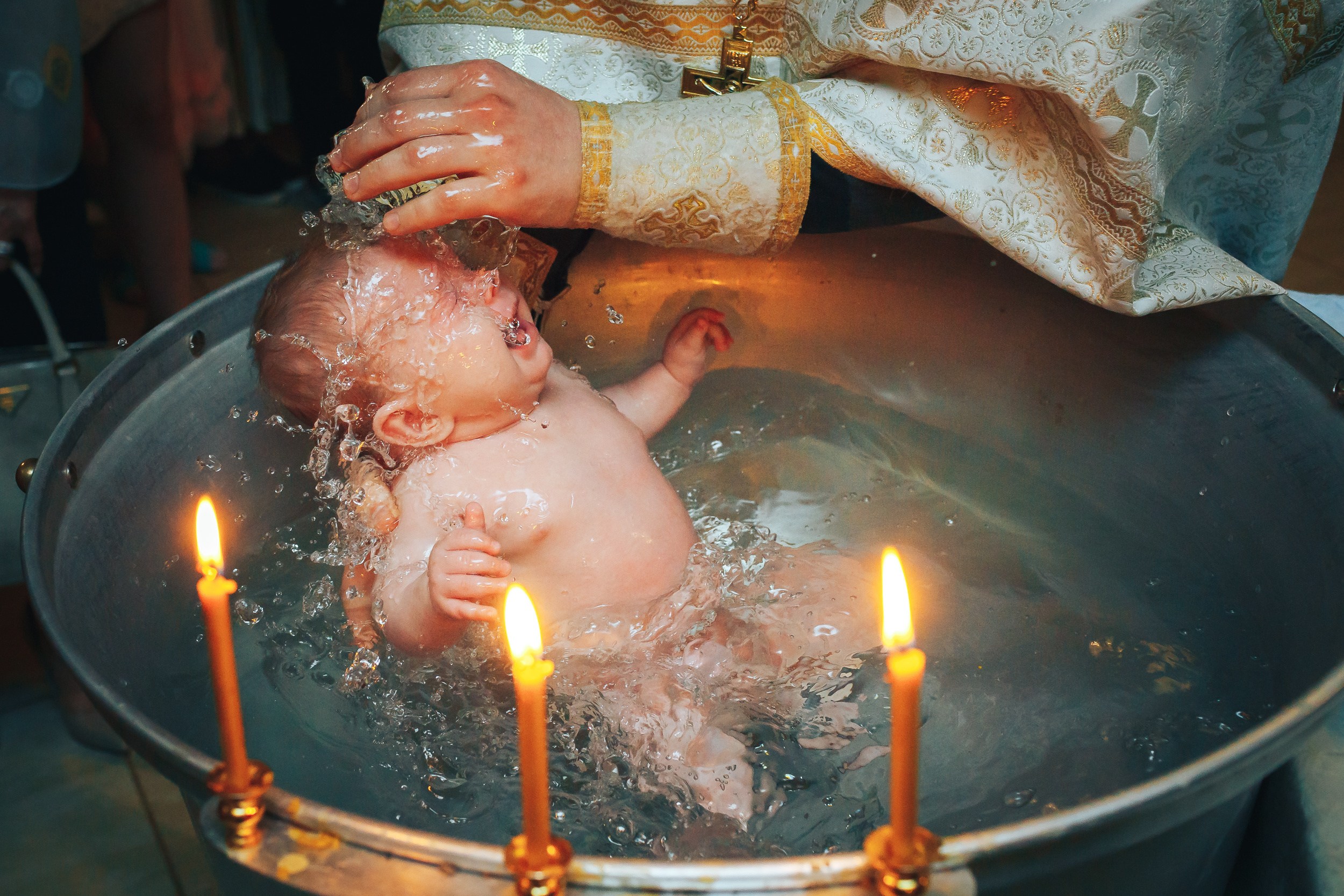 Крещение кто может быть крестными. Крещение таинство Православие. Крещение ребенка. Таинственное крещение. Фотосессия крещения ребенка.